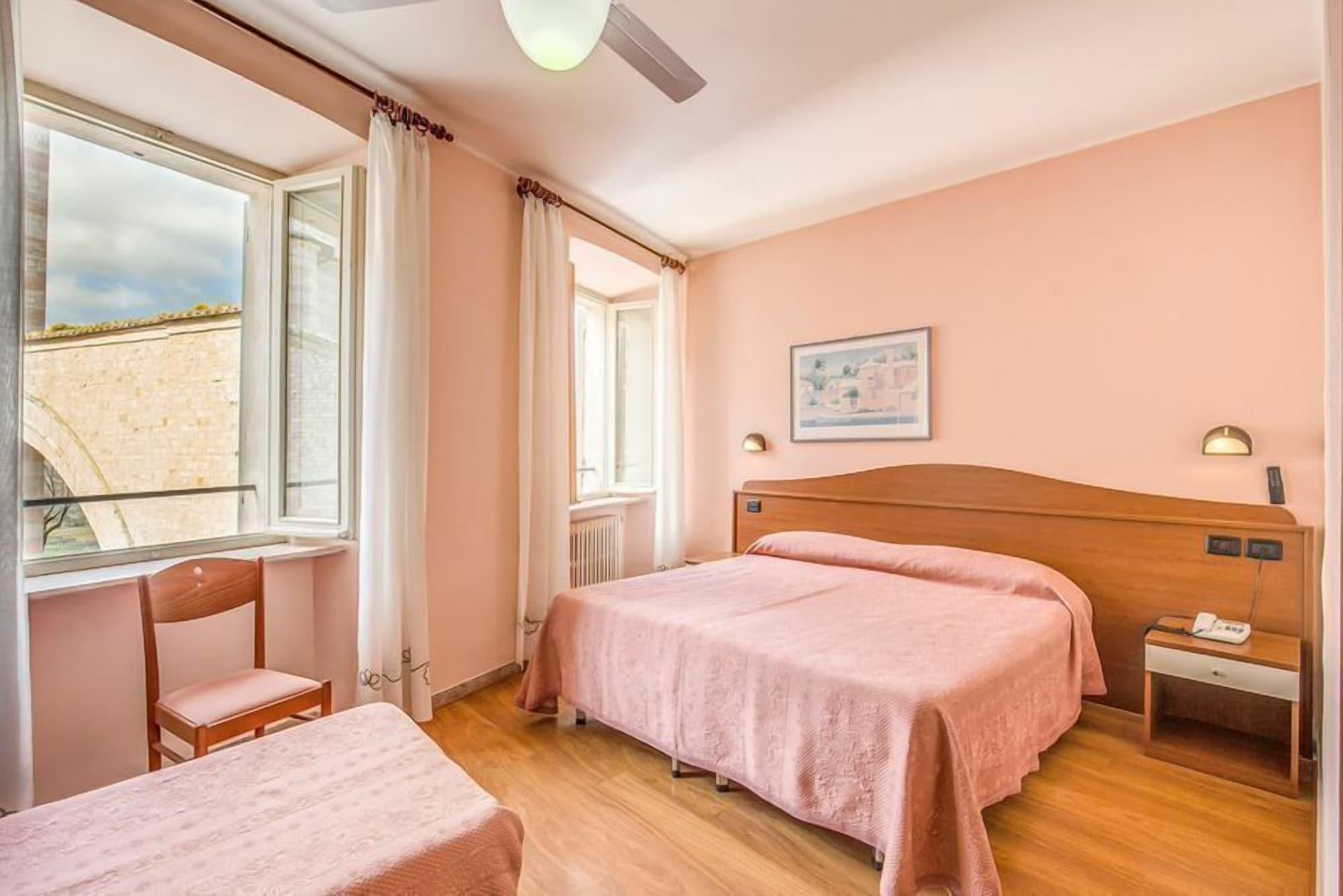 Hotel Roma Assise Extérieur photo